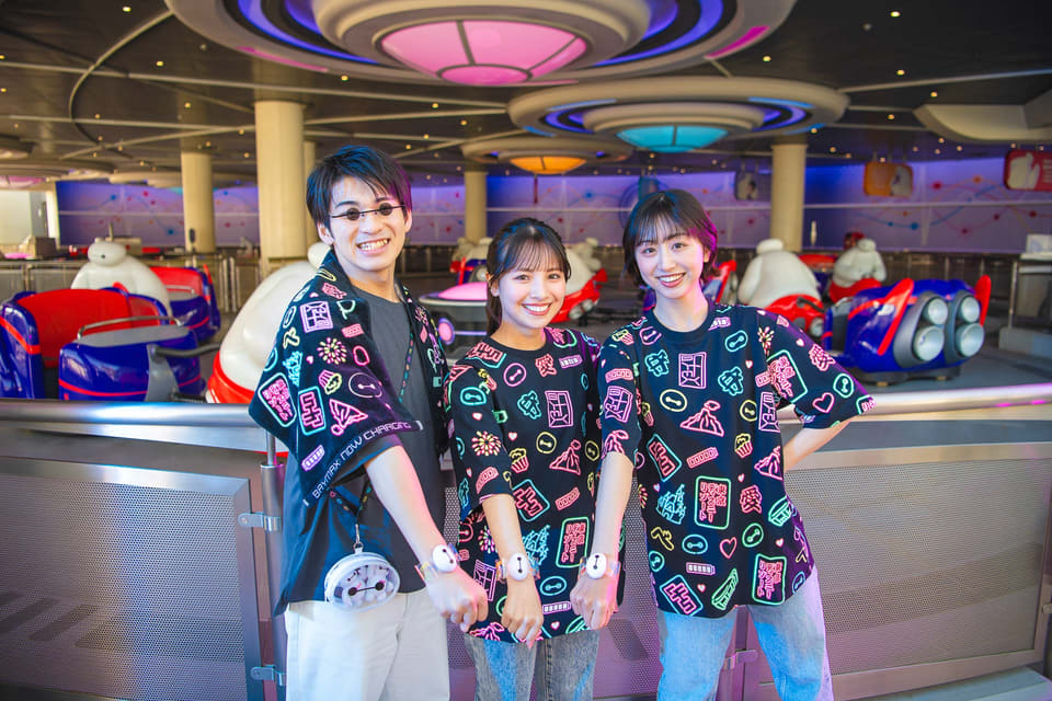 ディズニー、ネオン輝く「ベイマックス」夏グッズ。光るバングル