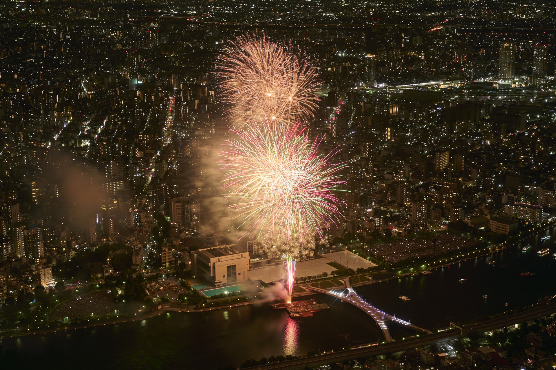 スカイツリーのすぐ近くには花火大会の会場が位置