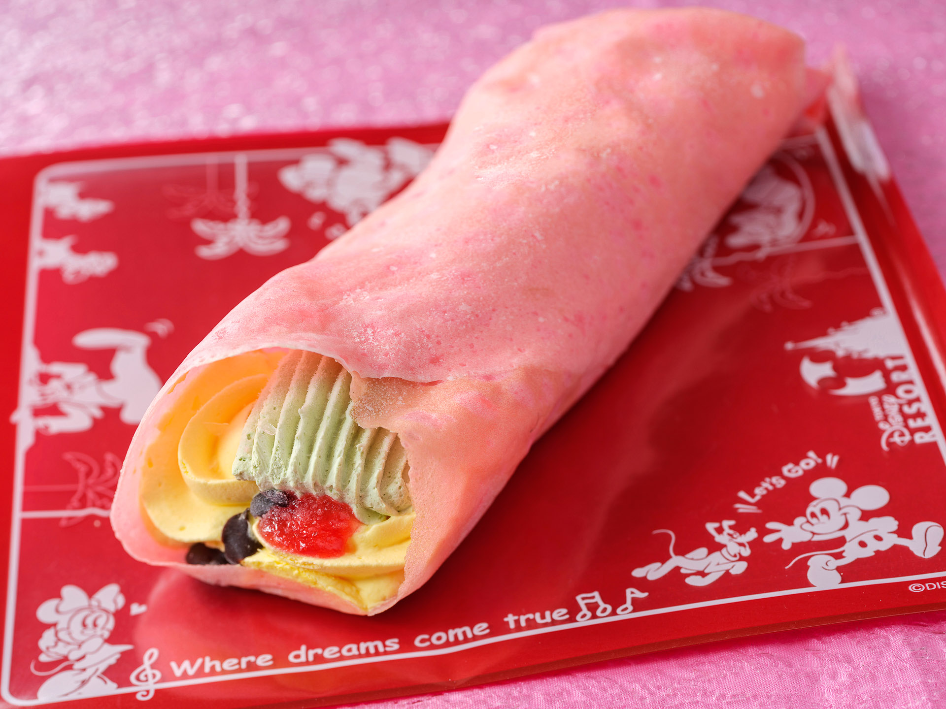 「フローズンクレープ（ストロベリー＆ピスタチオホイップ）」（650円）