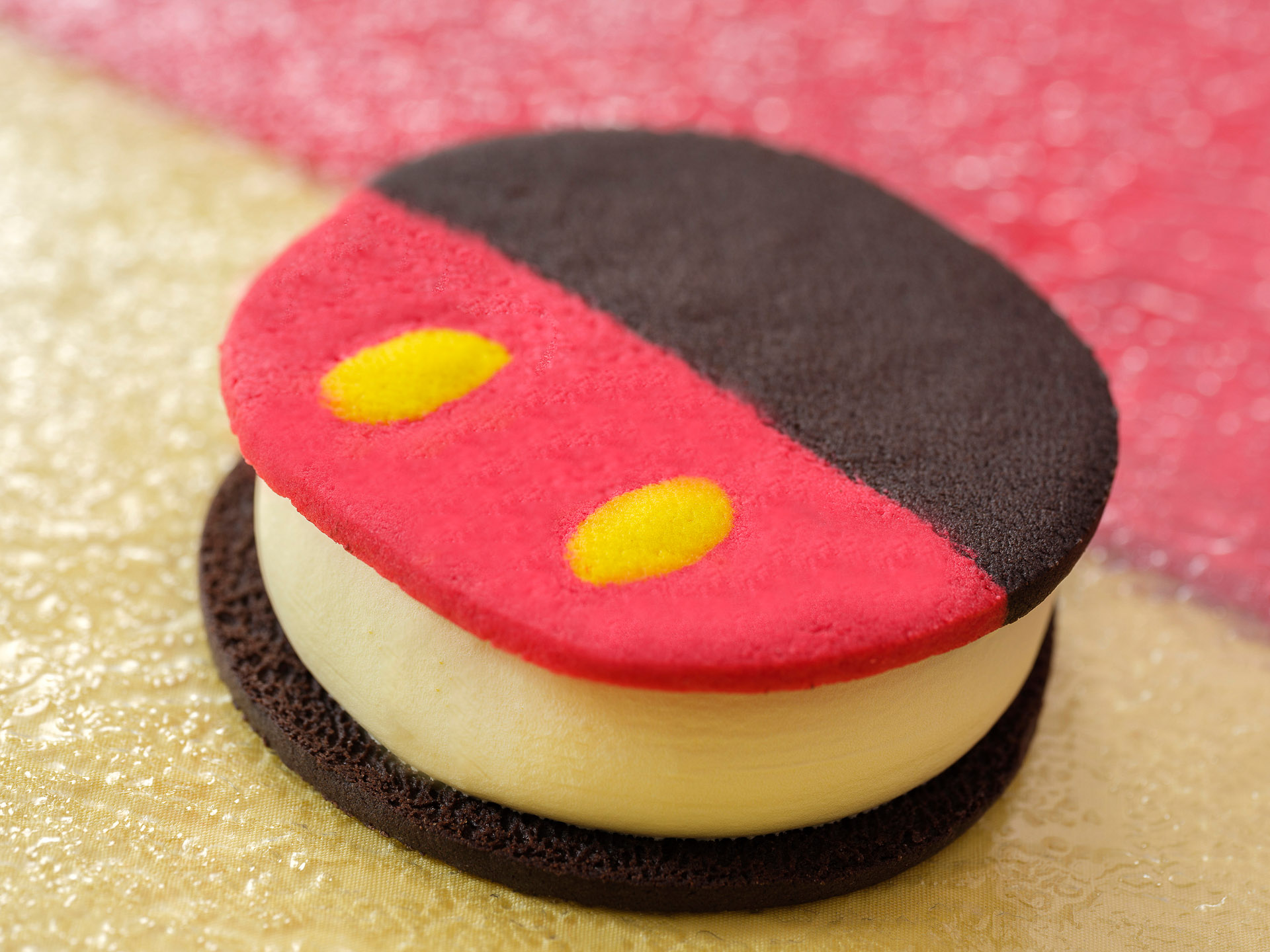 「ミッキー・クッキーサンドアイス」（600円）