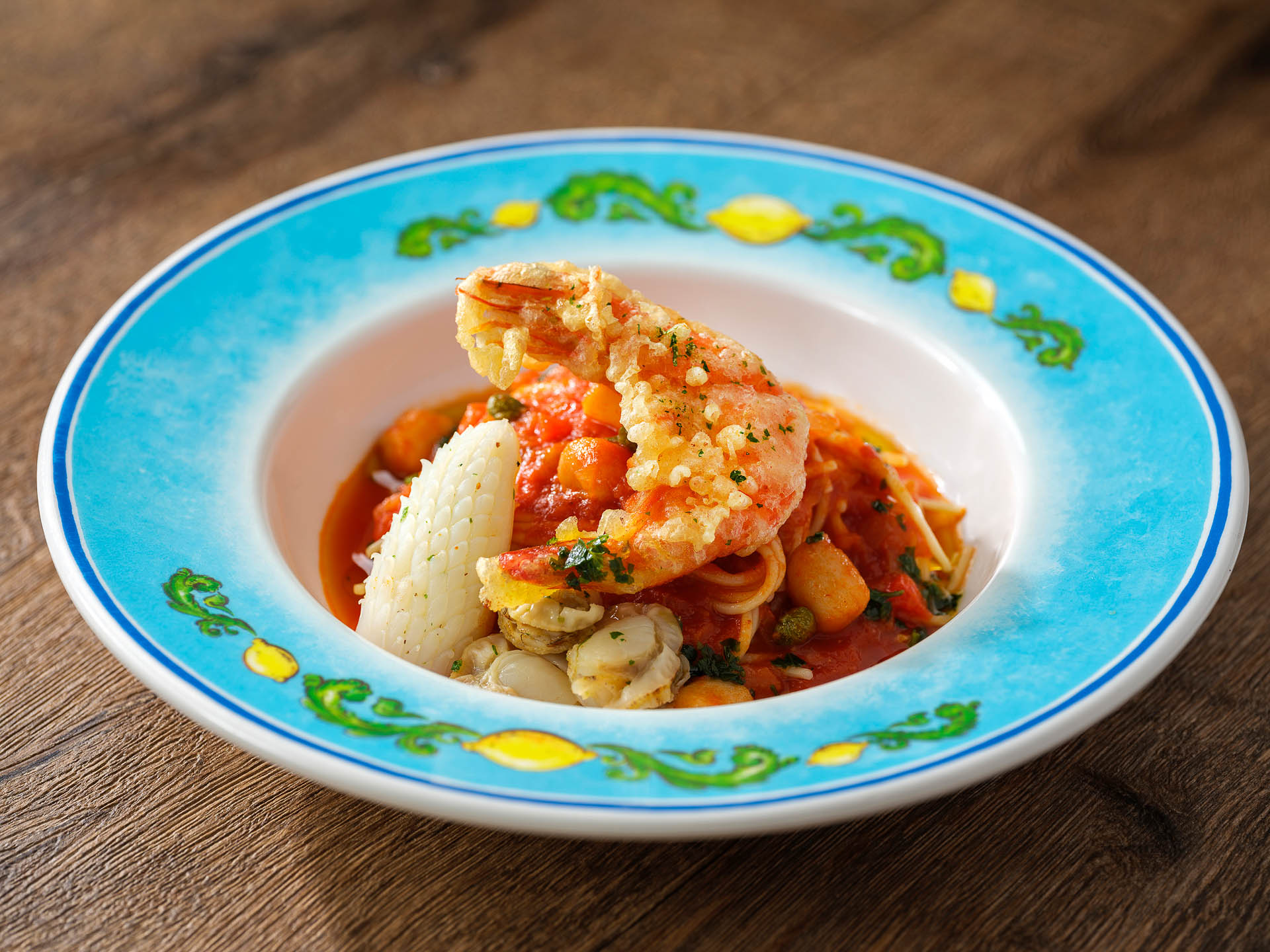 「冷製パスタのペスカトーレ、ソフトシェルシュリンプのフリット添え」（1680円）