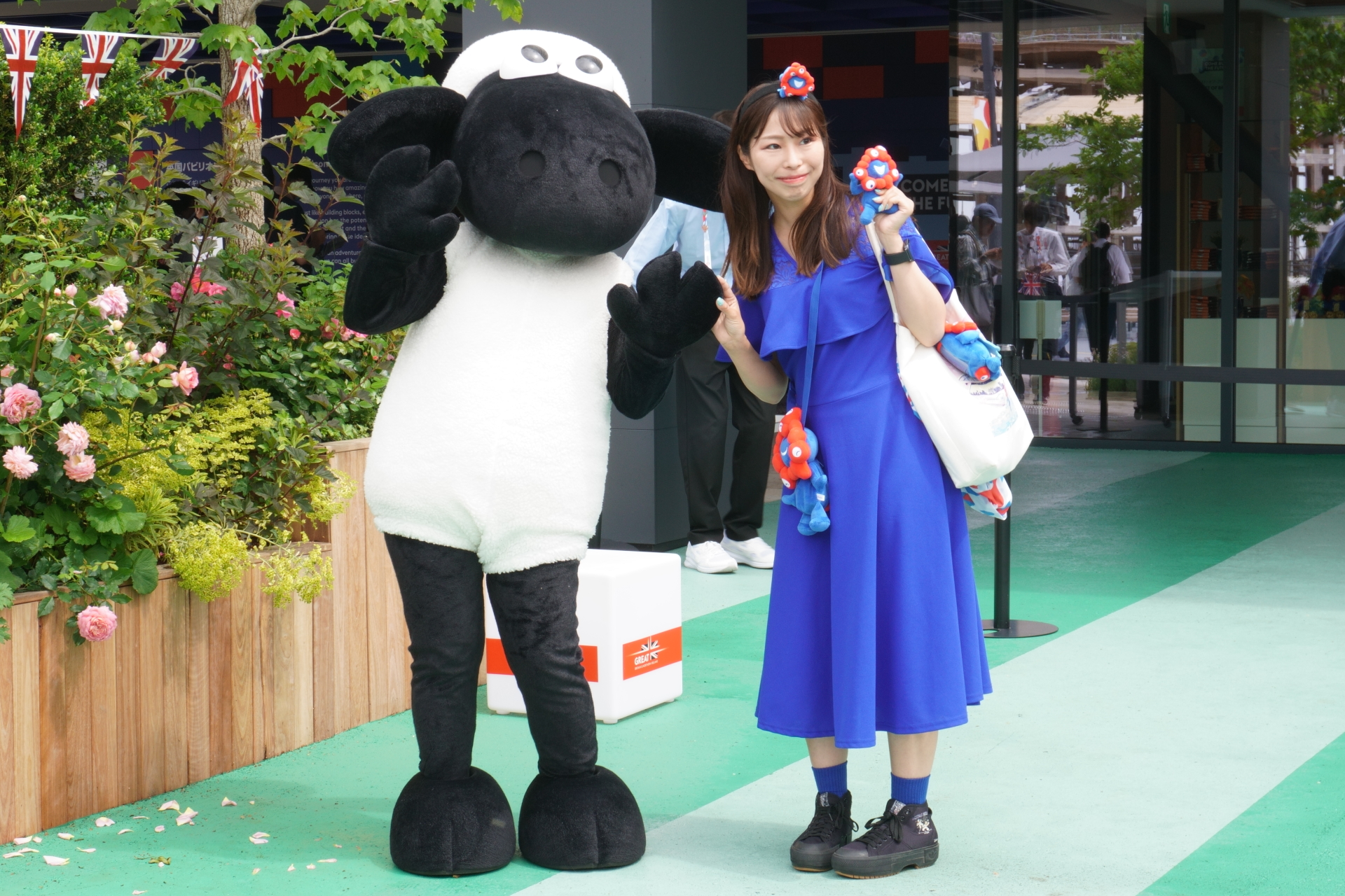 英国パビリオンにて人気キャラクターのグリーティングを開催中（写真はひつじのショーンと来場者）