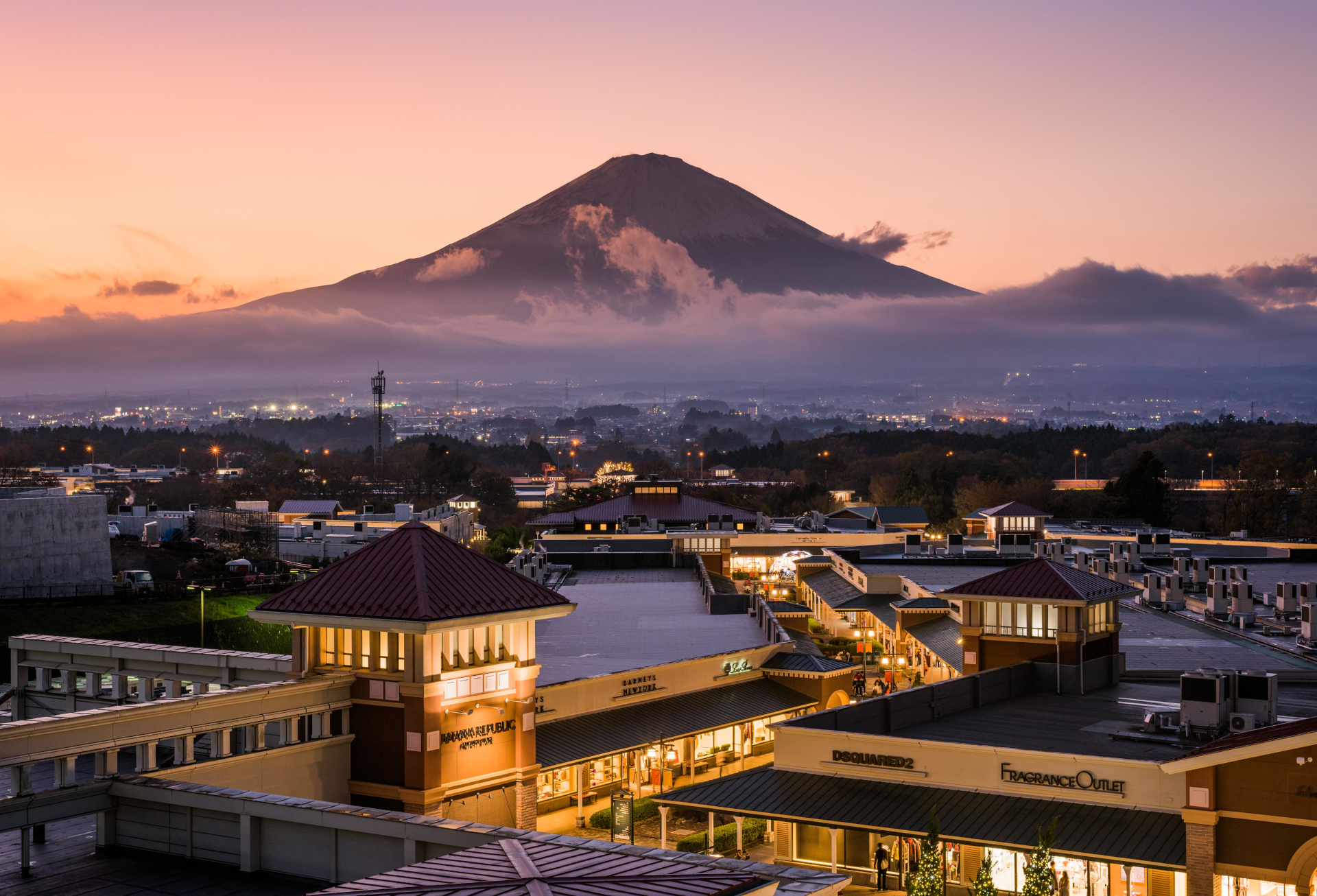 世界文化遺産・富士山の山麓エリアにあるショッピングリゾート「御殿場プレミアム・アウトレット」。WEST ZONE、EAST ZONE、HILL SIDEの3つのエリアからなり、著名ブランドから飲食店まで約290店舗を揃える