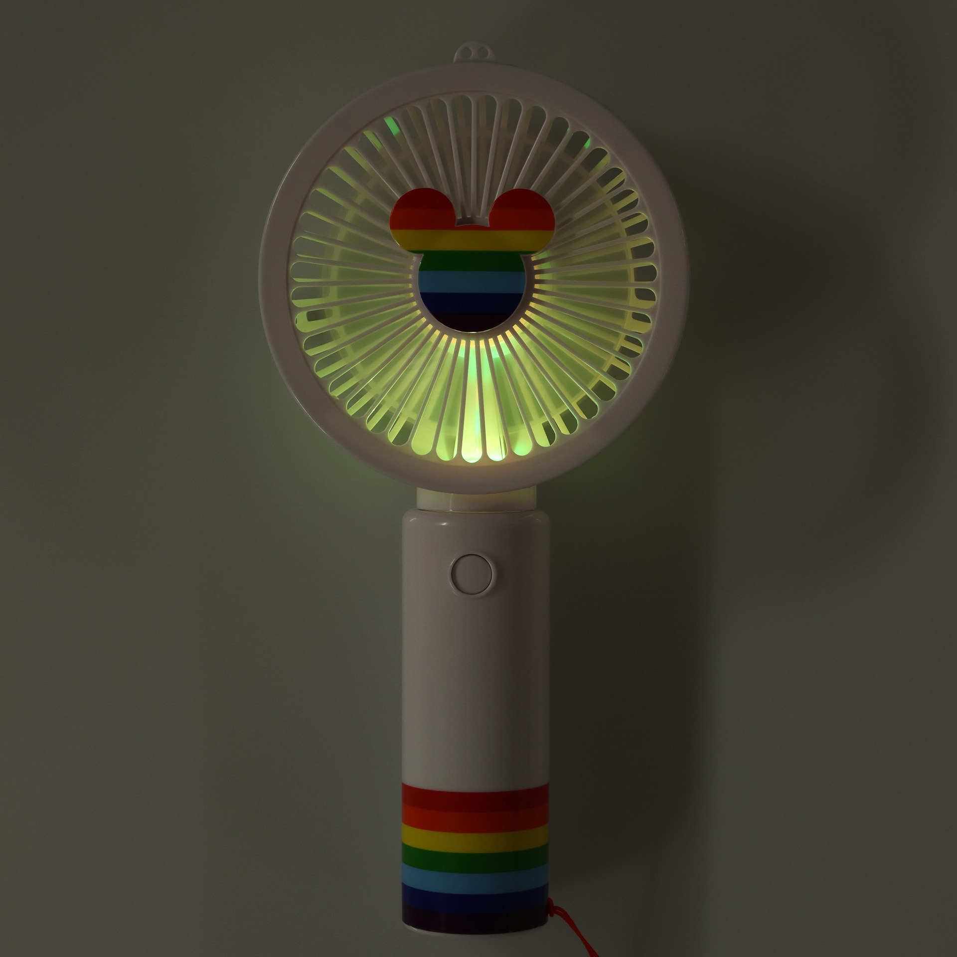 5カラーにライトが変化する「ファン」（2400円）