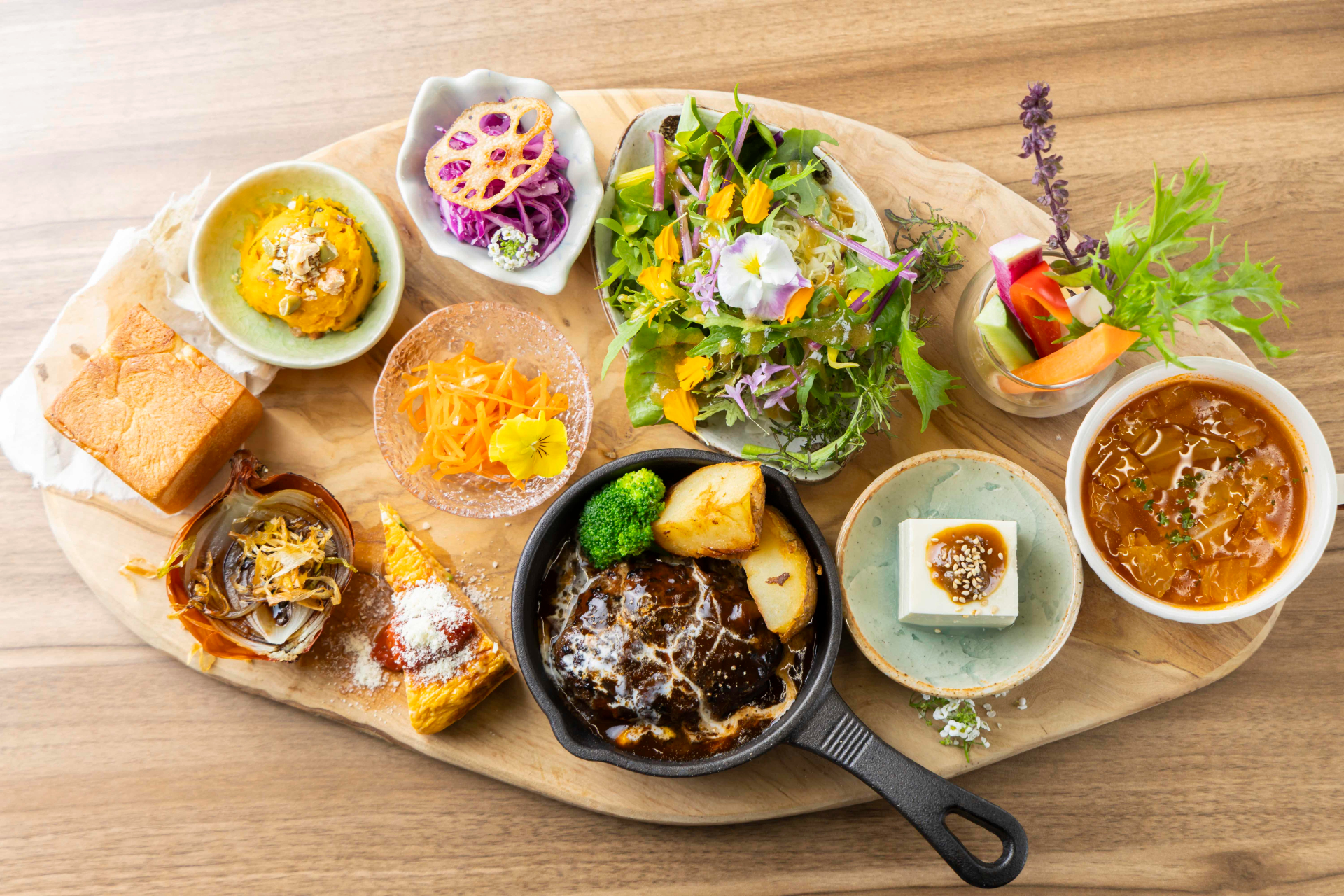 里山農園プレート ハンバーグ。武州和牛を使用したハンバーグに地元野菜、秩父味噌や三代目清水屋の豆腐など