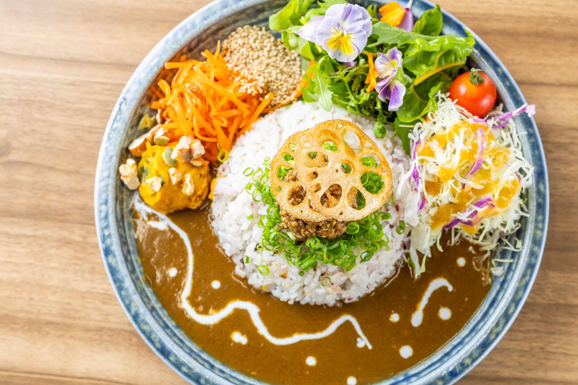 里山野菜カレー。化学調味料・着色料・香料不使用の無添加ルーに農園野菜たっぷり