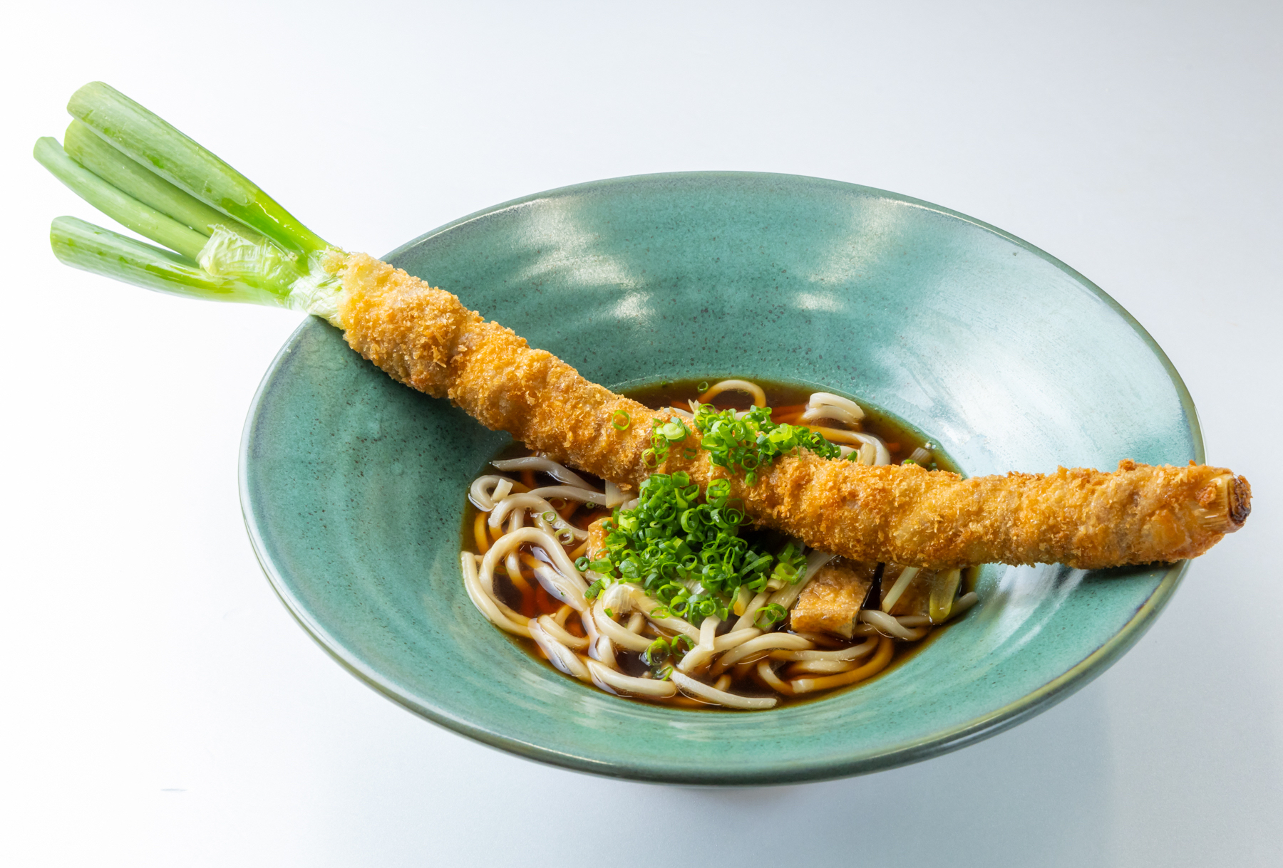 ネギまるごと1本肉巻きうどん。葱を丸ごと1本豚肉で巻いたカツがインパクト抜群