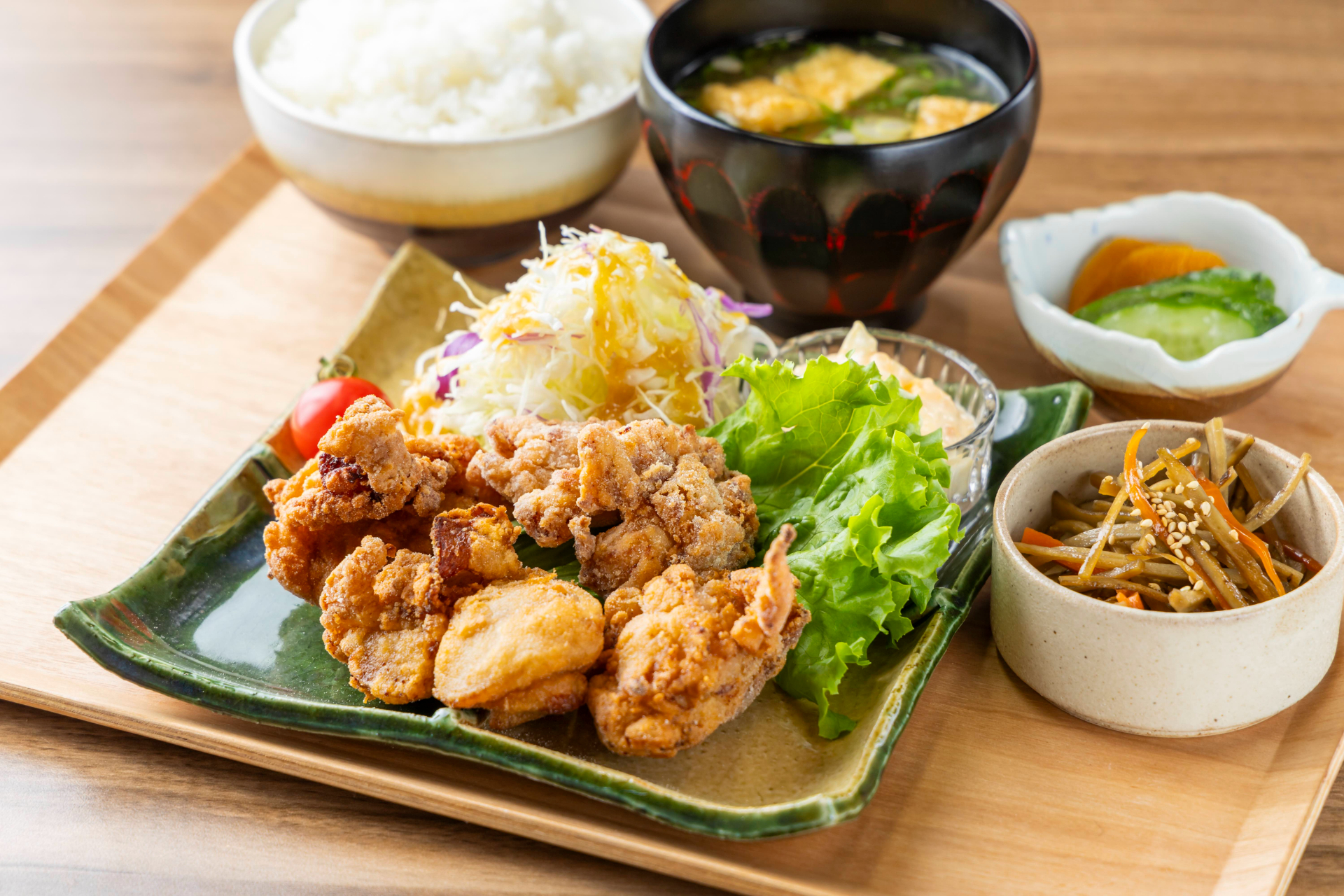 塩麹からあげ定食。米と麦の甘みを活かしたまろやかな味わいの塩麹を使用した鶏のからあげがメイン