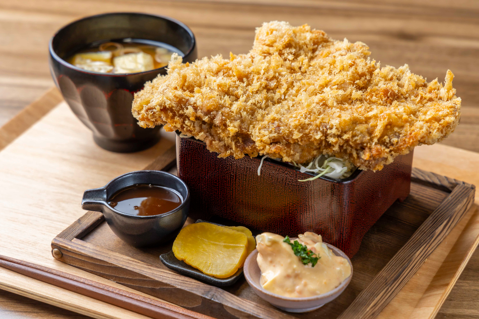 わらじかつ丼。豚肉を300g使用したわらじかつを1枚豪快にのせた埼玉ご当地グルメ丼ぶり