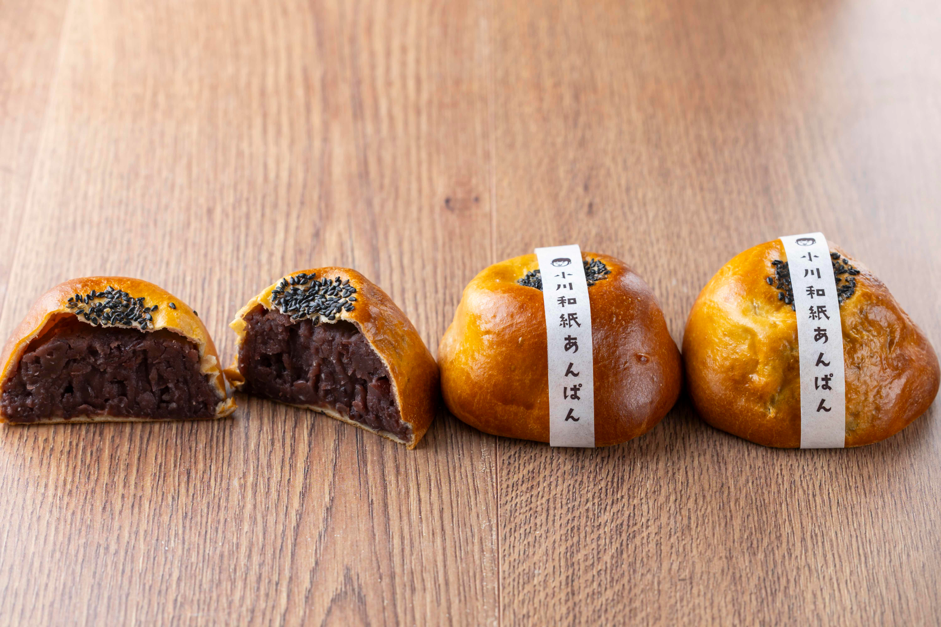和紙あんぱん。和紙のように薄い生地で老舗のあんこを包む