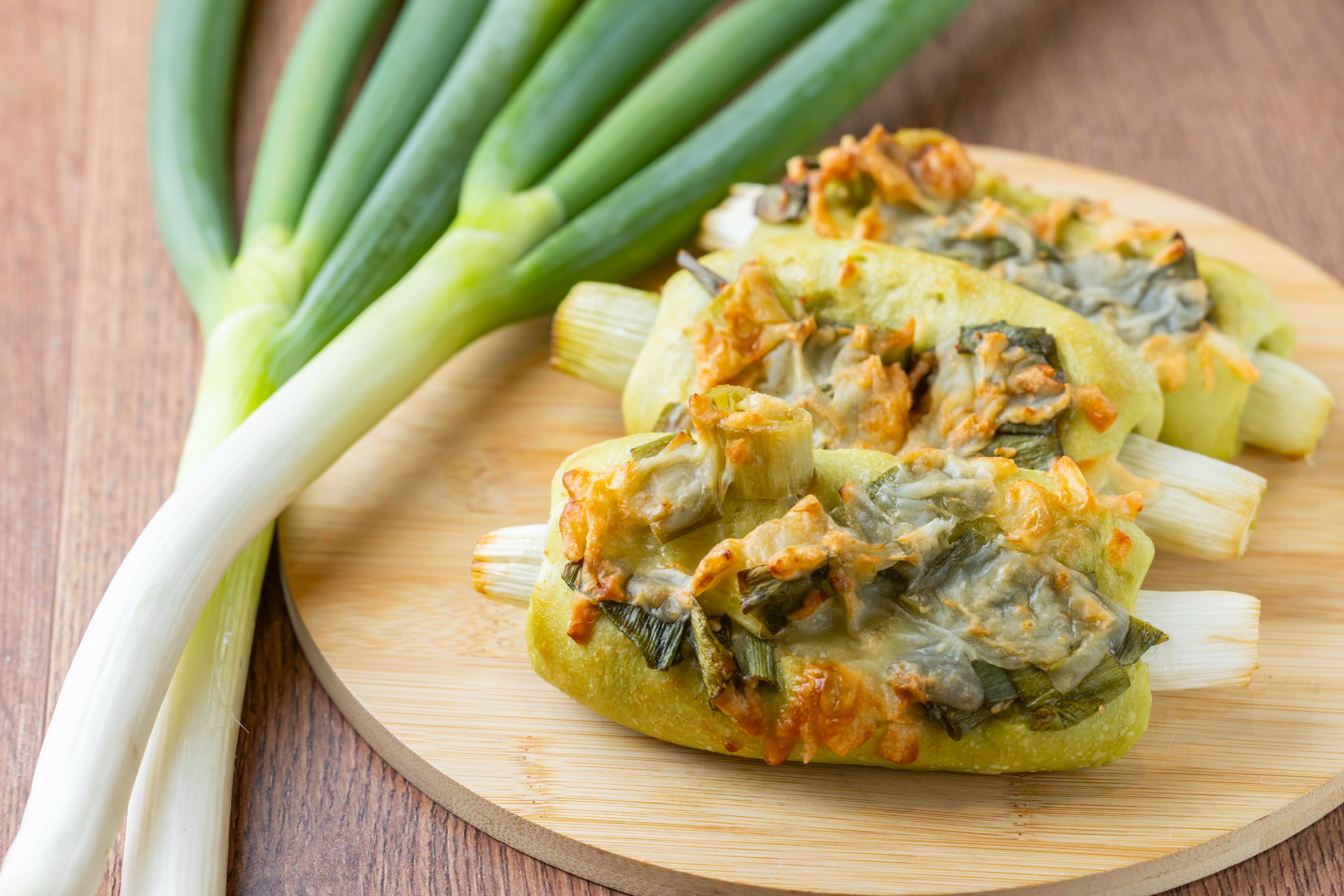 ねぎパン。生地や具材に深谷ねぎを使い、地元の味噌で甘辛く味付け