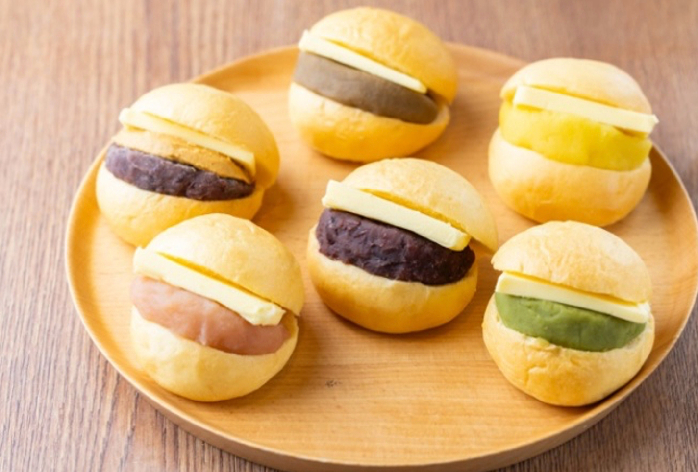 あんバター（写真中央）。埼玉県産小麦粉と卵を使用したふんわり小ぶりなパンにあんことバターをサンド