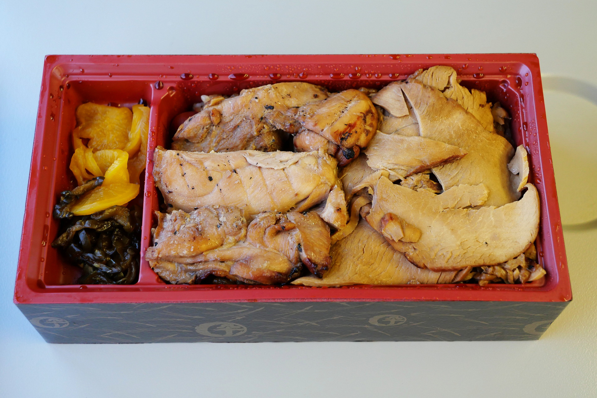 フタを取ると、箱いっぱいに敷き詰められた鶏肉が目に飛び込んでくる