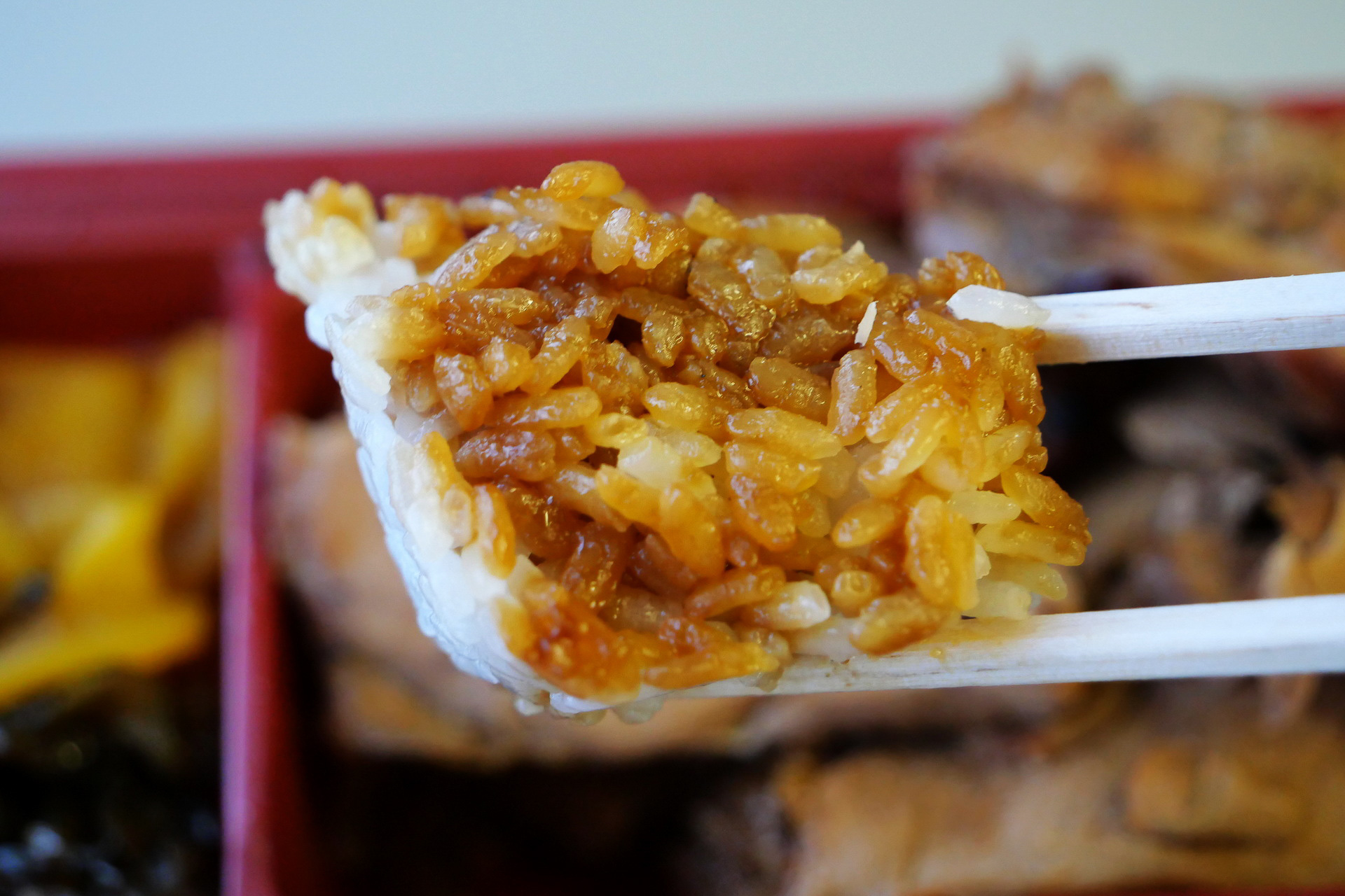 お肉の下には、濃い目の味わいのタレがたっぷりかかった御飯が敷き詰められている