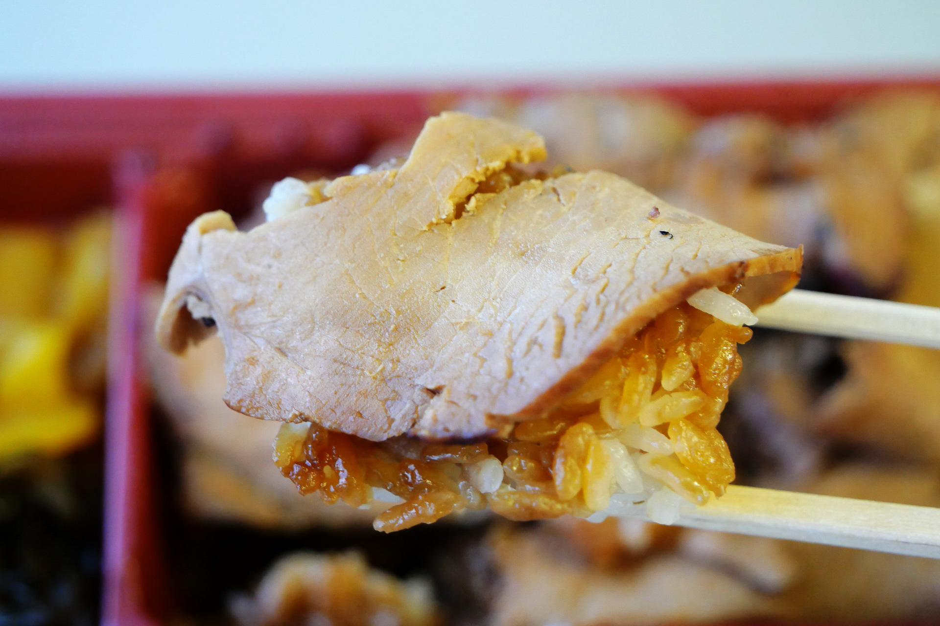 タレのかかった御飯とむね肉の薄切りを一緒に食べると、強いコクが加わってお肉の旨味が引き立ち、格別な美味しさになる