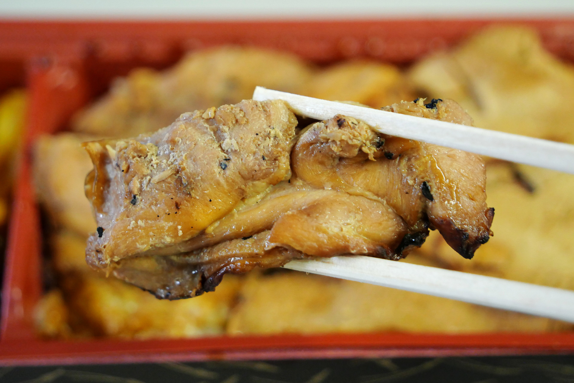 もも肉は、炙った香ばしさとタレの旨味が合わさり、焼き鳥のような美味しさ