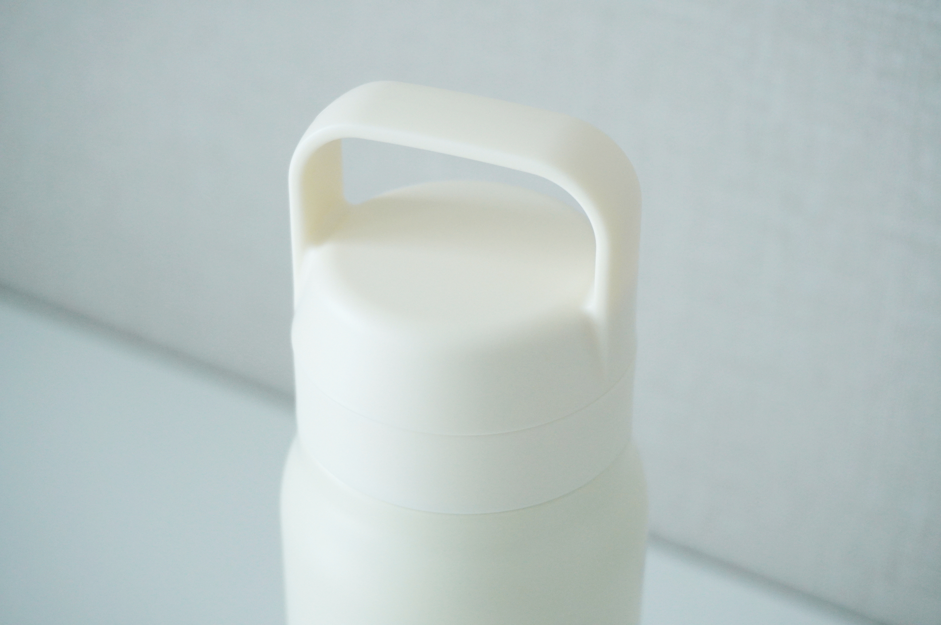 蓋にはハンドルが搭載され、持ち運びがラクに