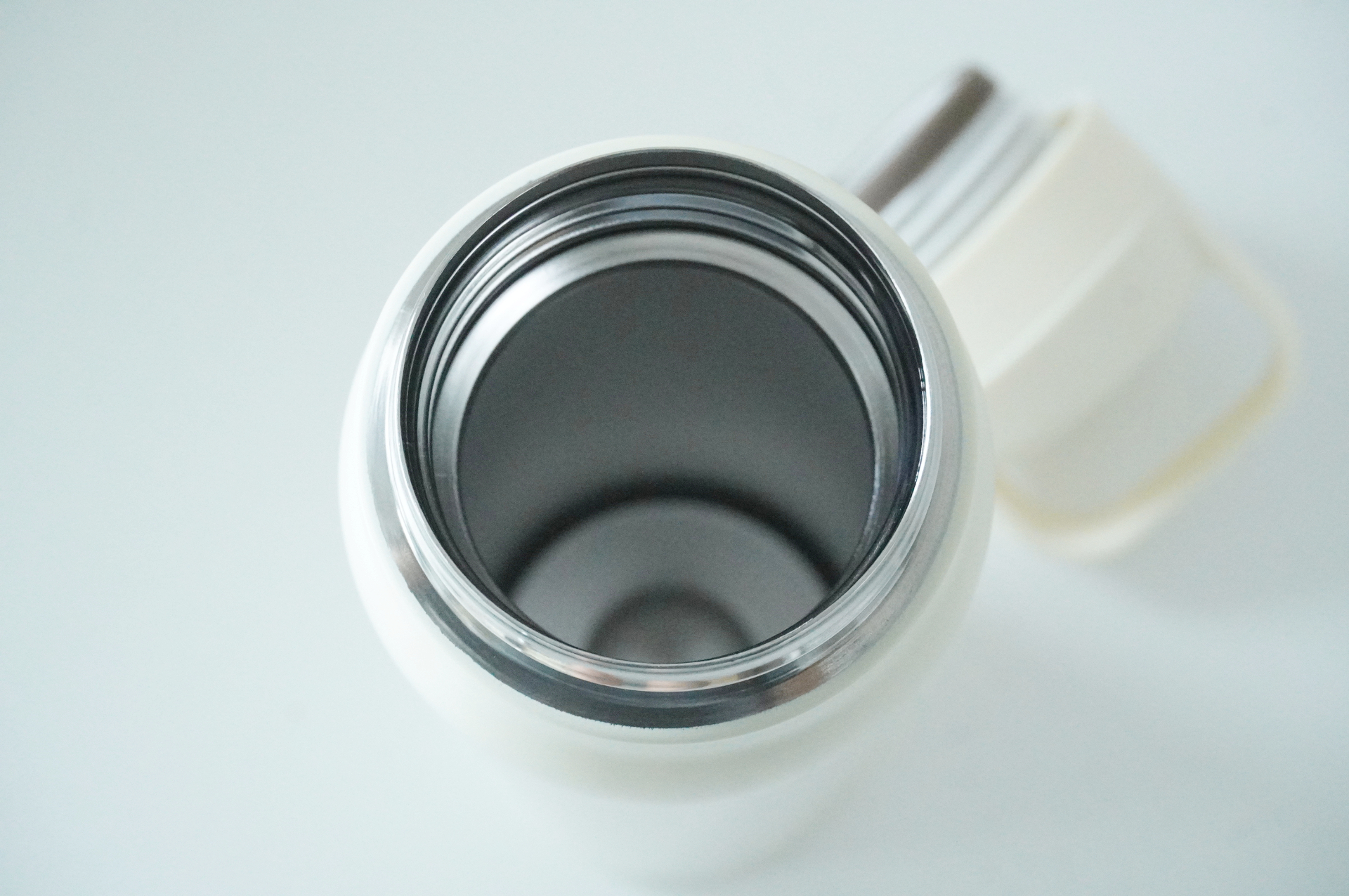 注ぎ口も広くなって氷が入れやすくなった