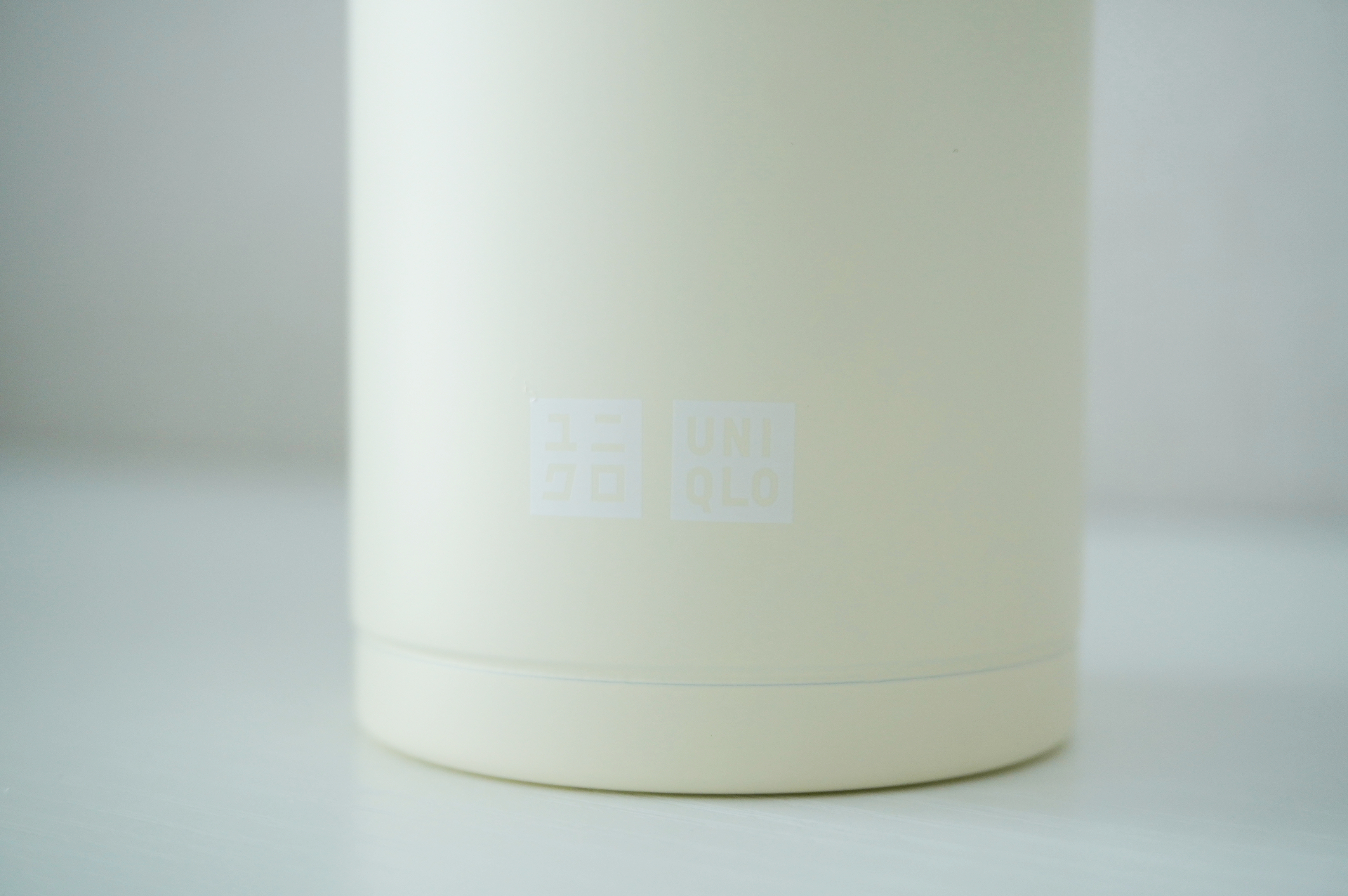 ボトル下部にユニクロのボックスロゴ（白）があしらわれたごくシンプルなデザイン