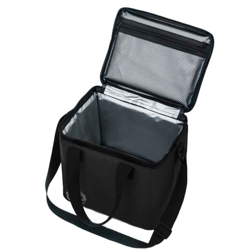 極厚断熱材が氷をキープ。耐久性に優れた生地と止水ファスナーを採用しているので屋外での使用にも適する