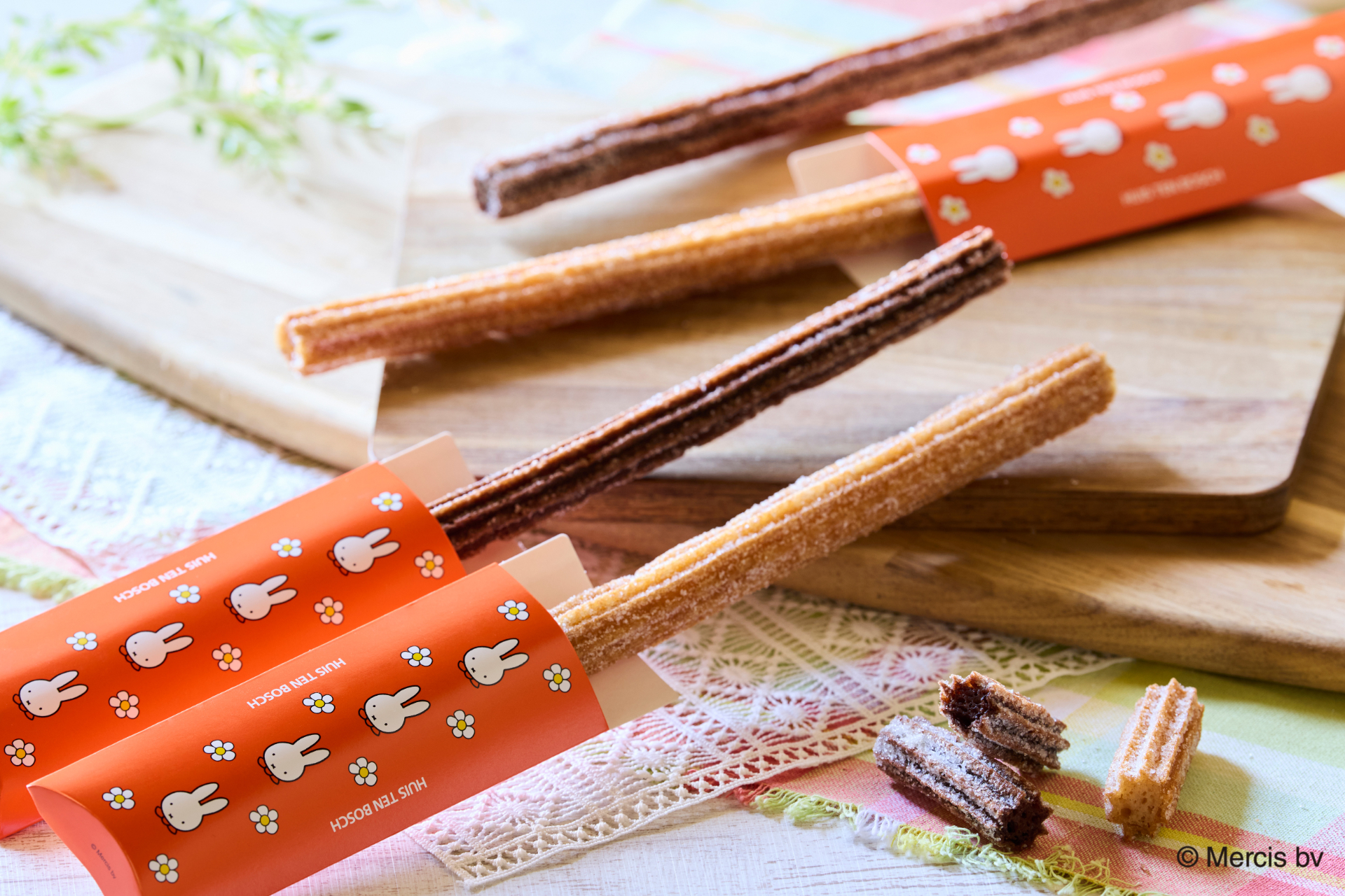 「ミッフィーチュロス（プレーン/チョコ）」（各500円）