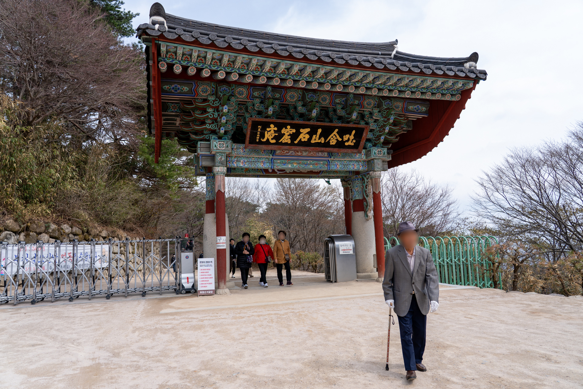 石窟庵へ続く山門