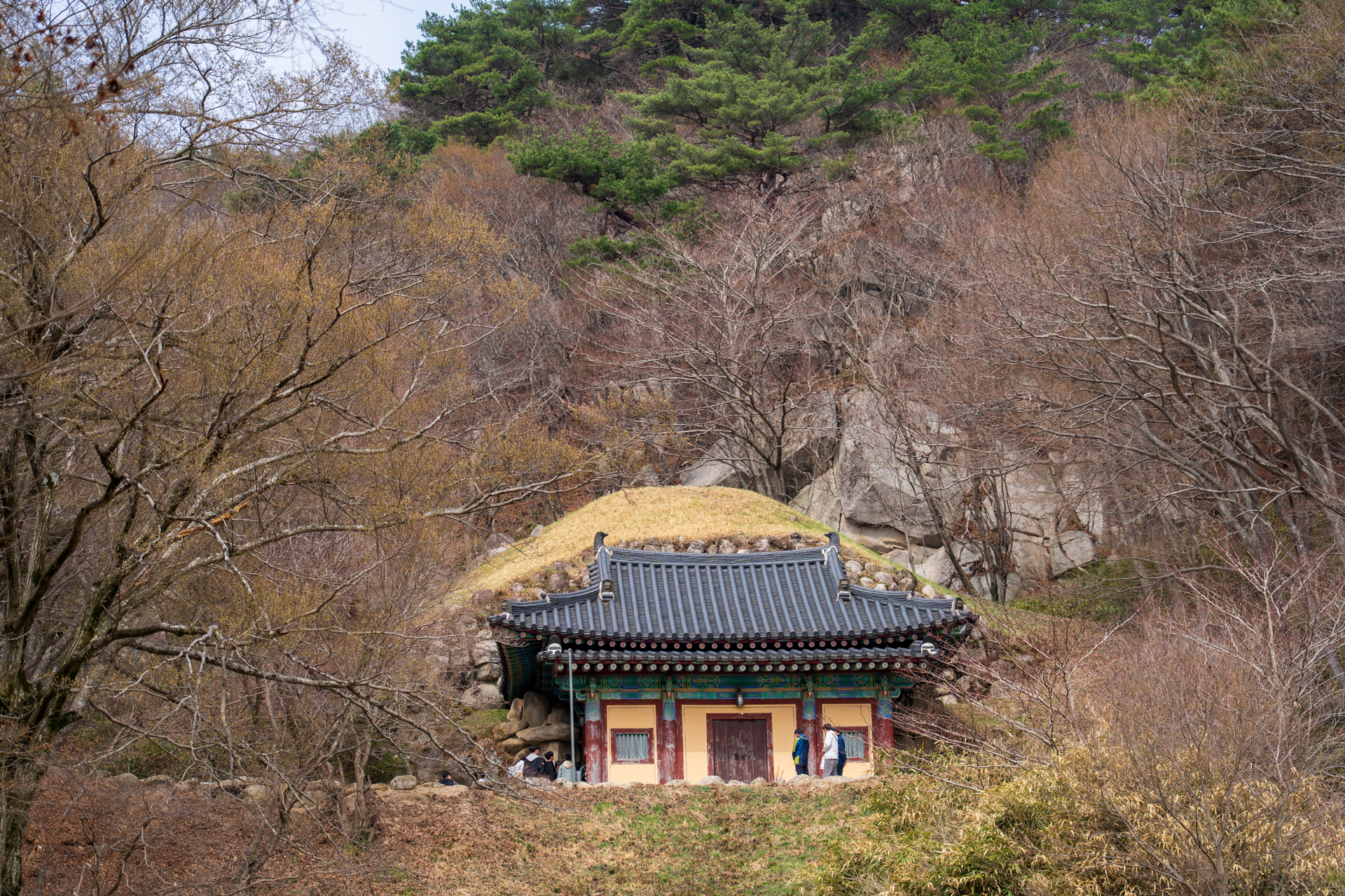 山の中腹の南東斜面に建っている石窟庵