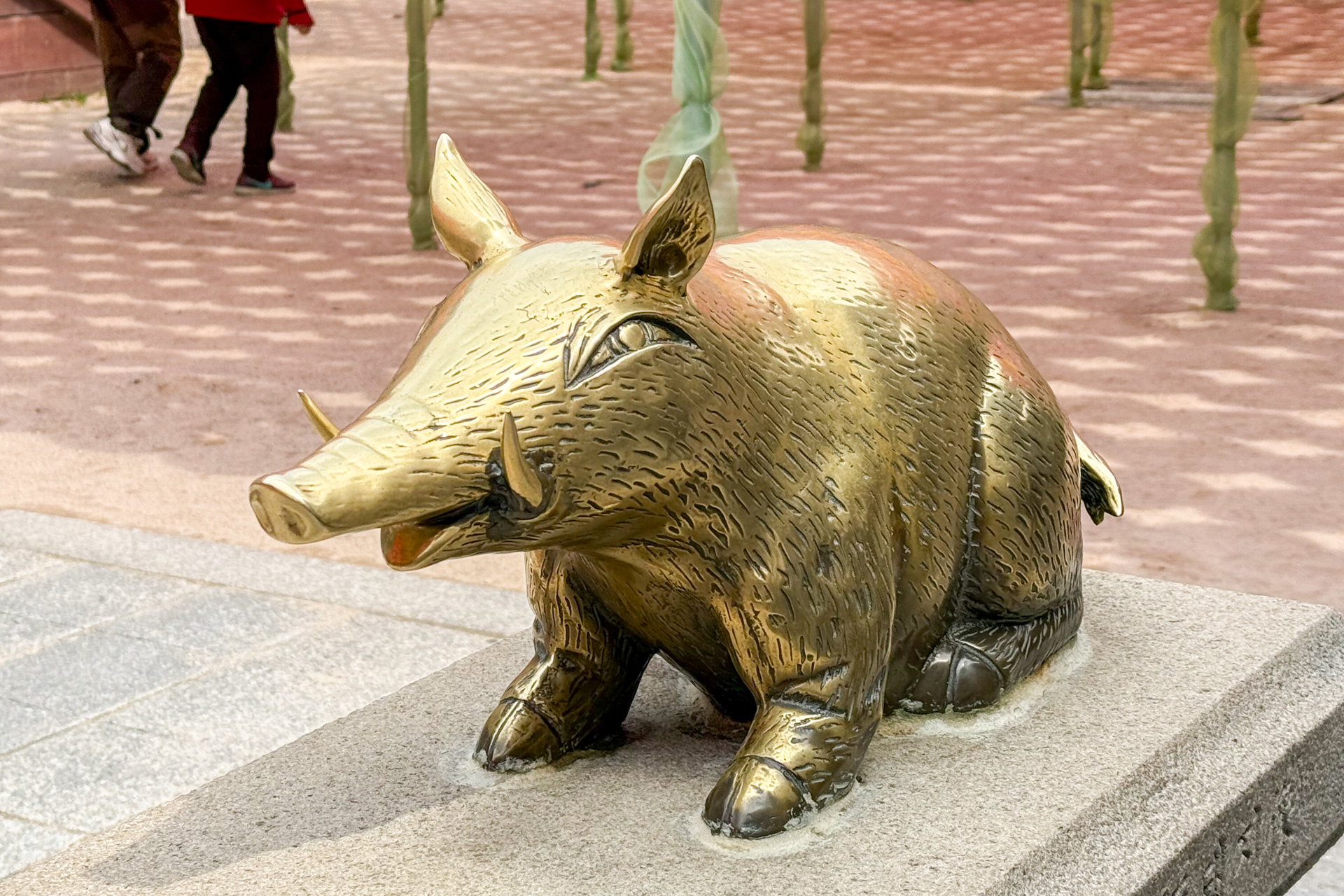 なでると幸せになれるという金の豚さん。ピカピカ！