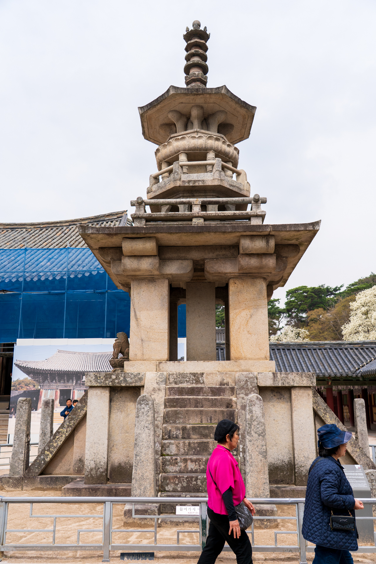 仏国寺・大雄殿の前に建つ多宝塔は10ウォン硬貨の裏に描かれている国宝