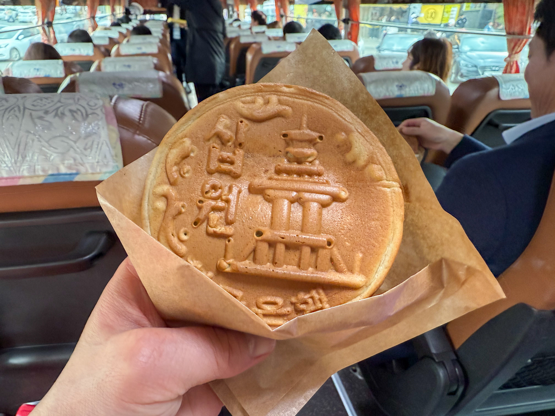 びよ～んとのびるチーズが美味しい10ウォンパンに描かれている、この塔！