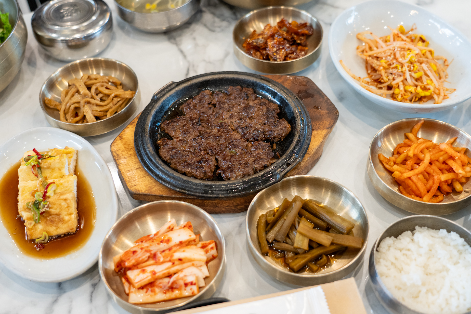 こちらは濃いめの味が美味しい肉料理「トッカルビ」。ごはん付きで15000ウォン