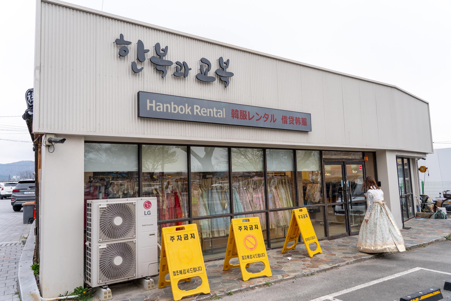 このような韓服レンタル屋さんがあちこちに。着方はとっても簡単