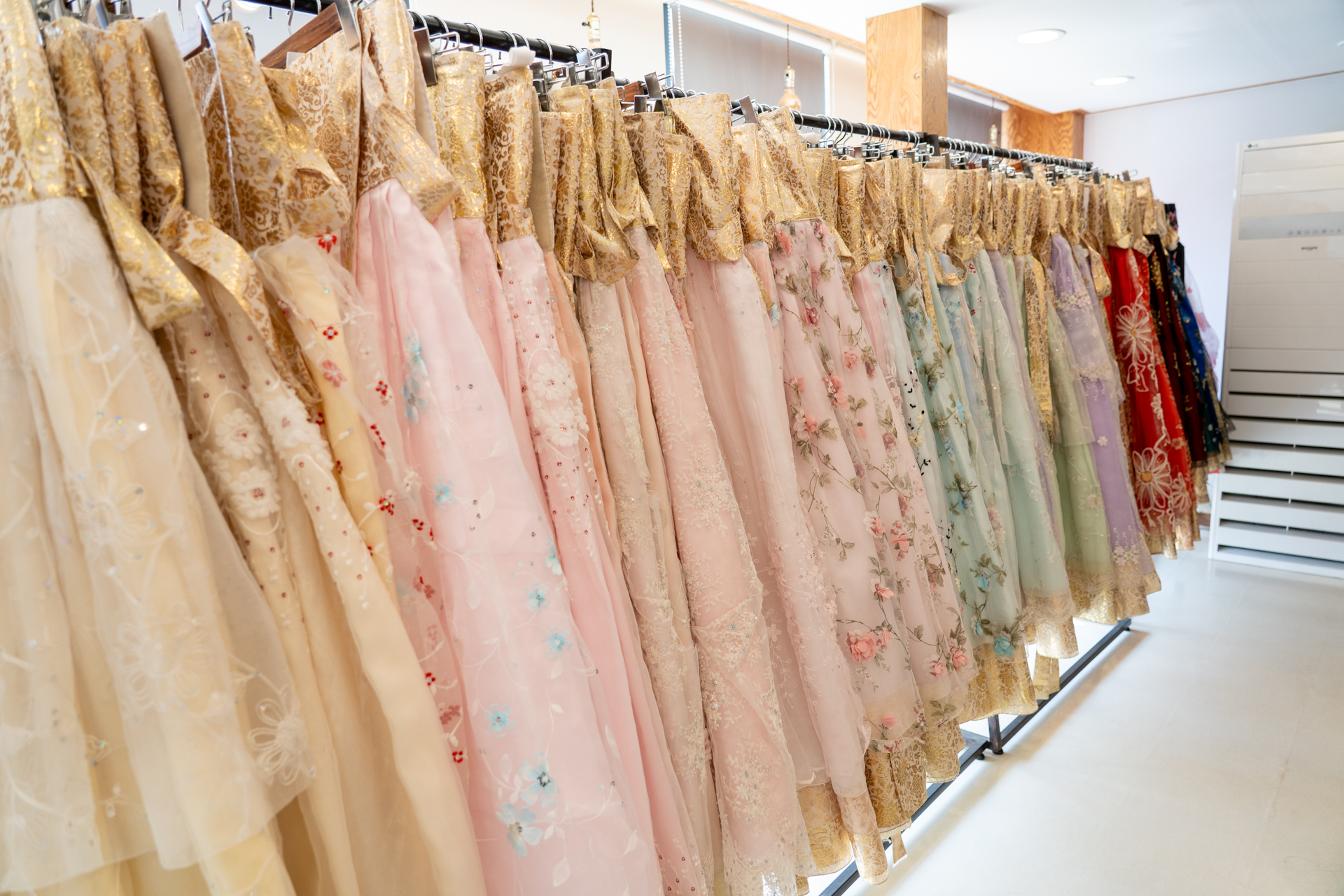 まずは好きなチマ（スカート）をチョイス。はっきりした色が個人的にはオススメ