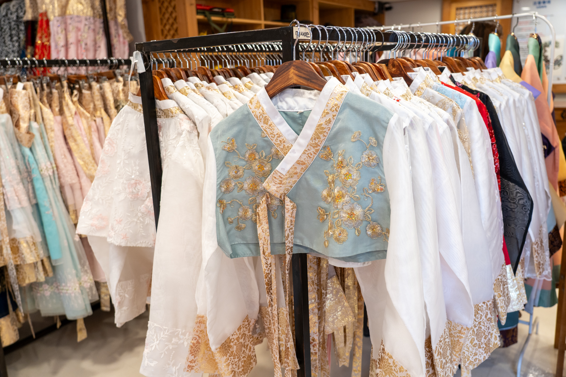 お店の人がチマに合うチョゴリ（上着）を選んでくれる。もちろん自分で選んでもOK