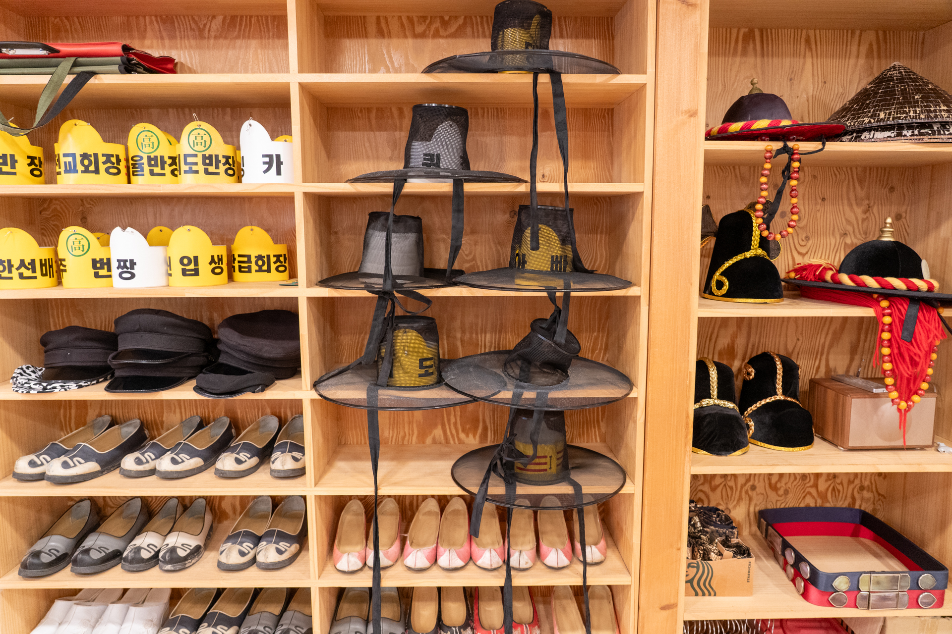 帽子やヘアアクセサリー、バッグなどの小物も