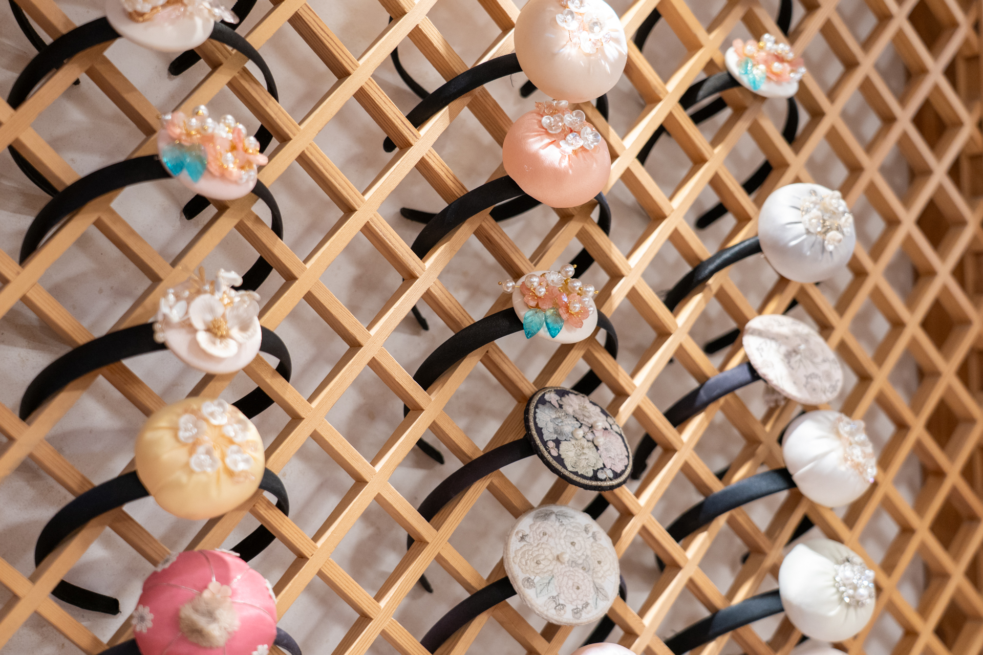 帽子やヘアアクセサリー、バッグなどの小物も