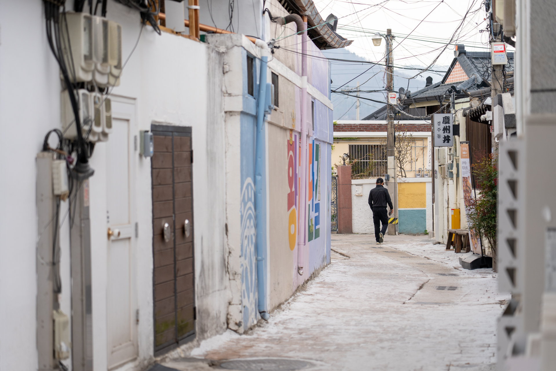 通りを1本外れると静かな路地裏の雰囲気に。雰囲気のあるフォトスポット探しが楽しい