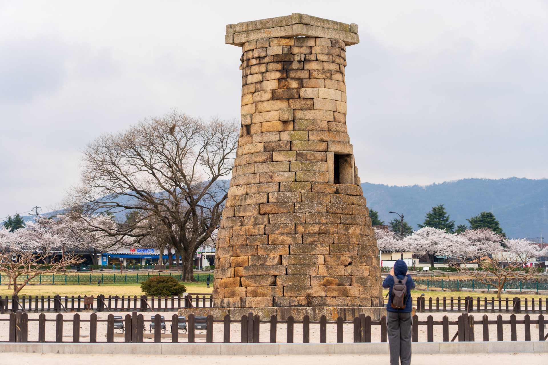 東洋で現存する最も古い天文台「瞻星台（チョムソンデ）」。高さは約9mあります