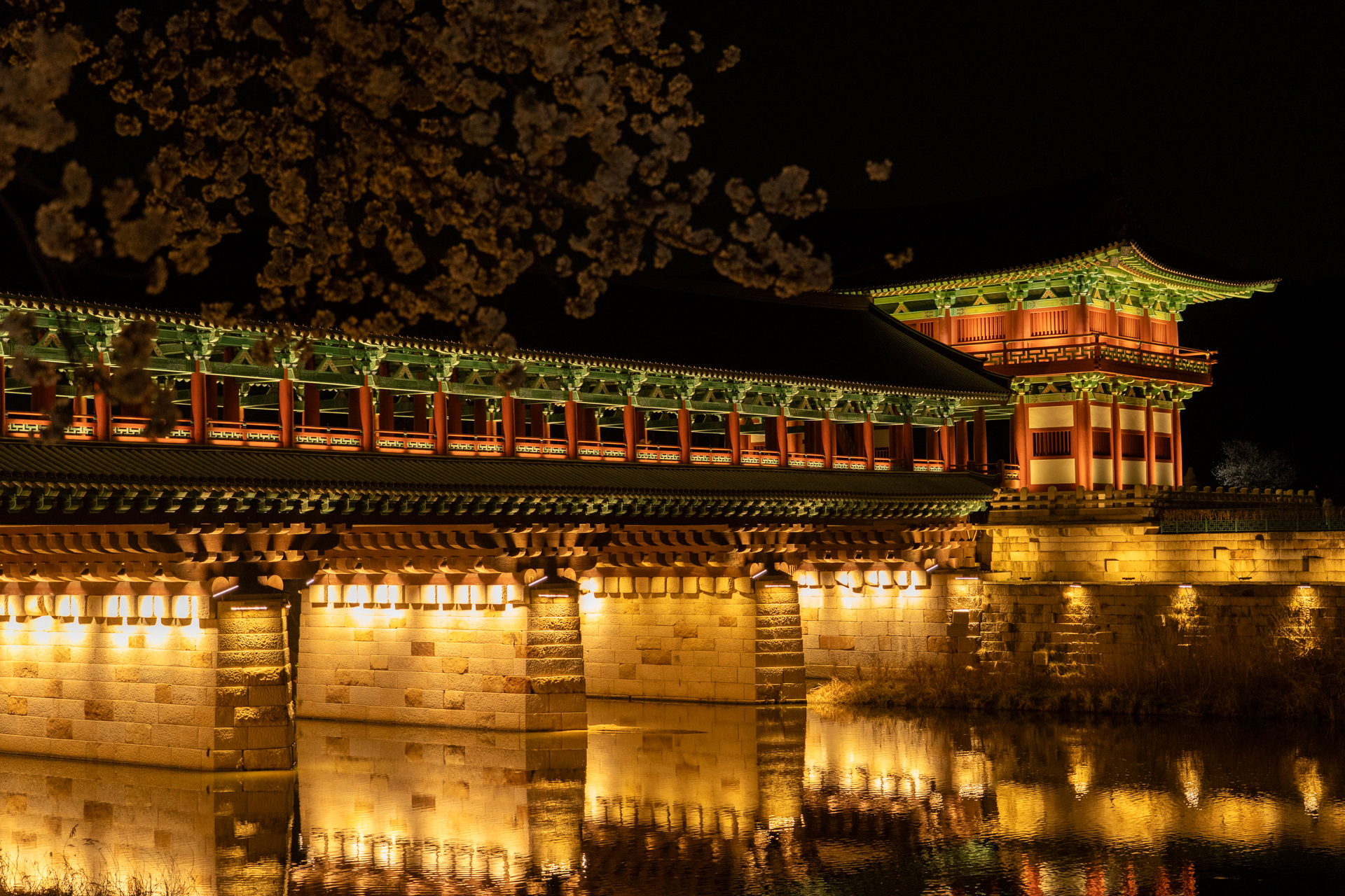 実際に橋を歩いて渡れる月精橋。夜は川の水面に映る姿が美しい