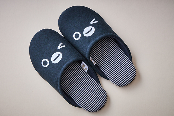 スリッパは、ウインクしているあいらしい表情がポイント。オールシーズンで使いやすく、来客用にも〇