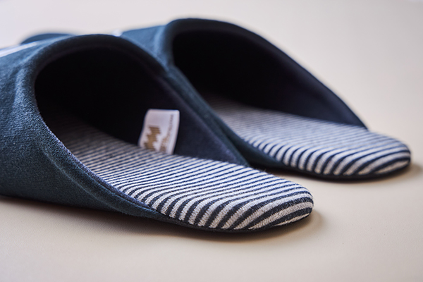 スリッパは、ウインクしているあいらしい表情がポイント。オールシーズンで使いやすく、来客用にも〇