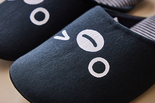 スリッパは、ウインクしているあいらしい表情がポイント。オールシーズンで使いやすく、来客用にも〇