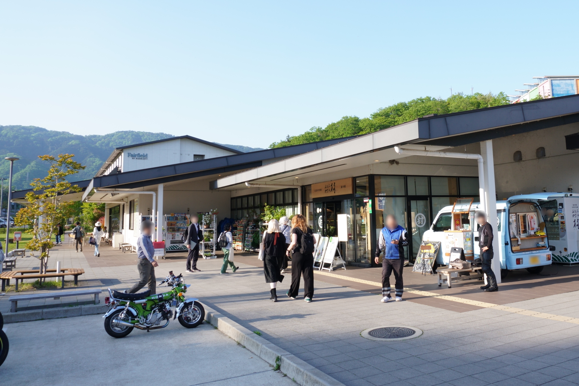 フェアフィールド・バイ・マリオット・京都みなみやましろ（左）、道の駅 お茶の京都 みなみやましろ村（右）