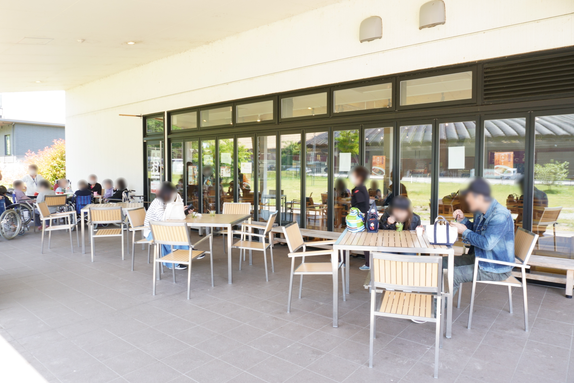 暖かい季節は外で食べるのもお勧め