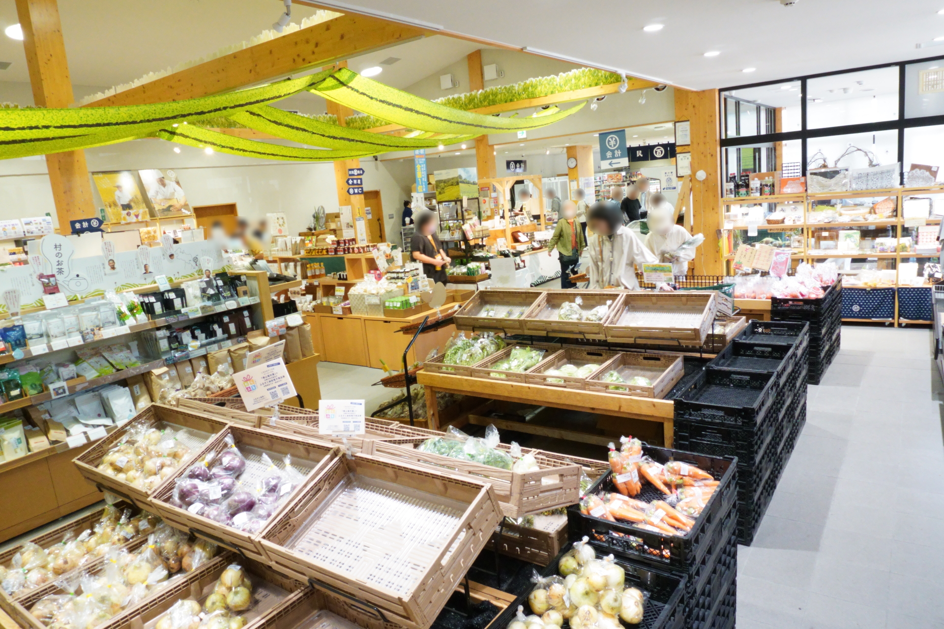 とれたての野菜も豊富に取り扱っている