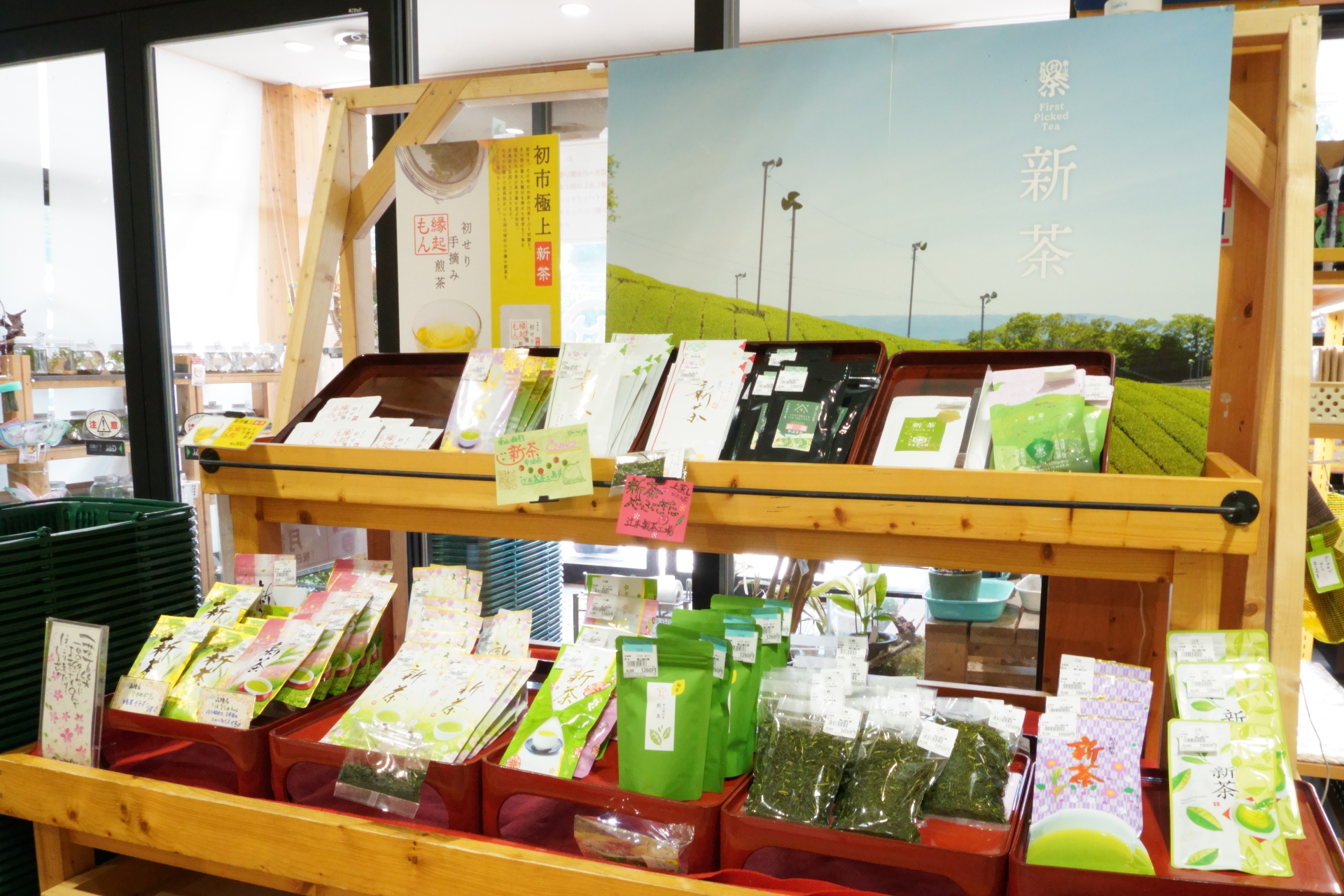 村茶を使ったスイーツや茶そば。一部はレストランでもいただける