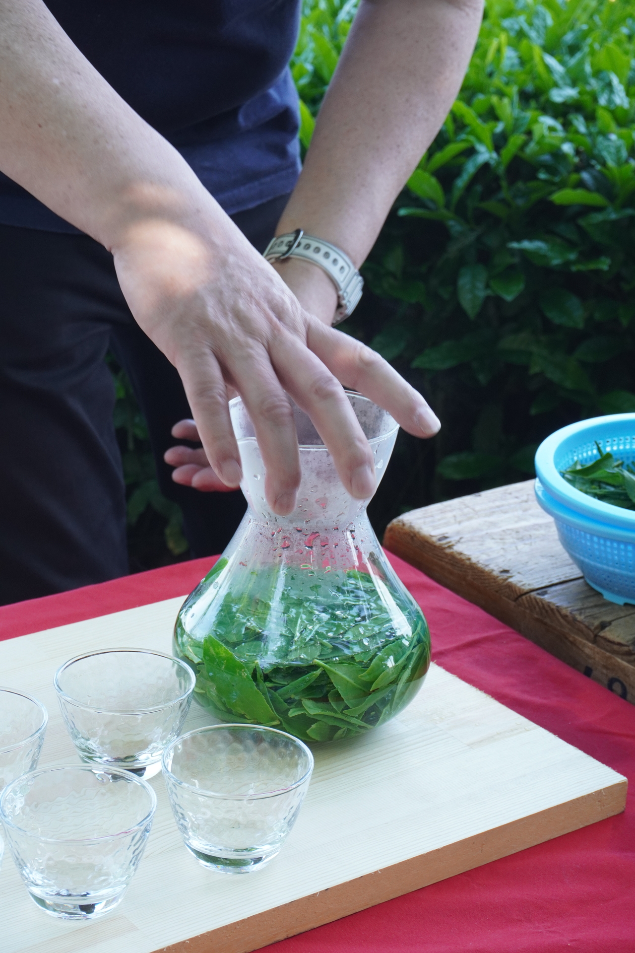 ほぼ洗っただけの茶葉だと“緑”の味