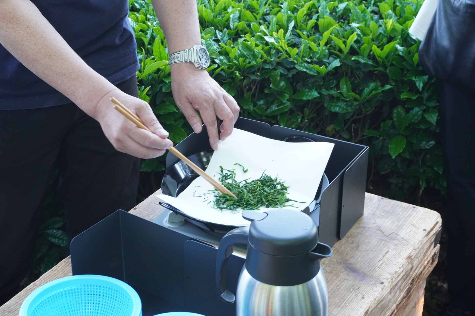 茶葉を手で揉んだり蒸したり