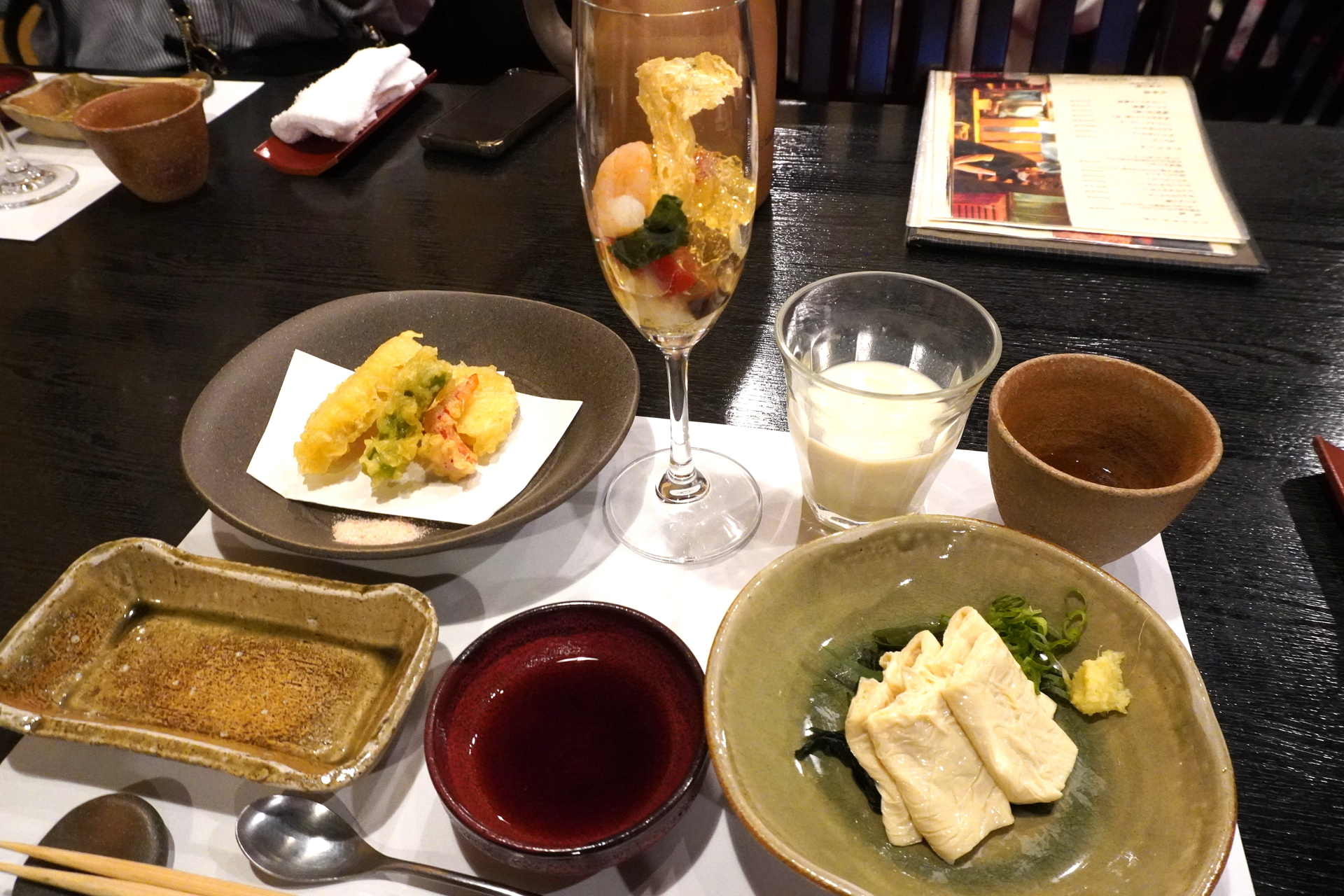 とうふ田楽や生湯葉の刺身、伊賀牛ステーキなどのコース料理をいただいた