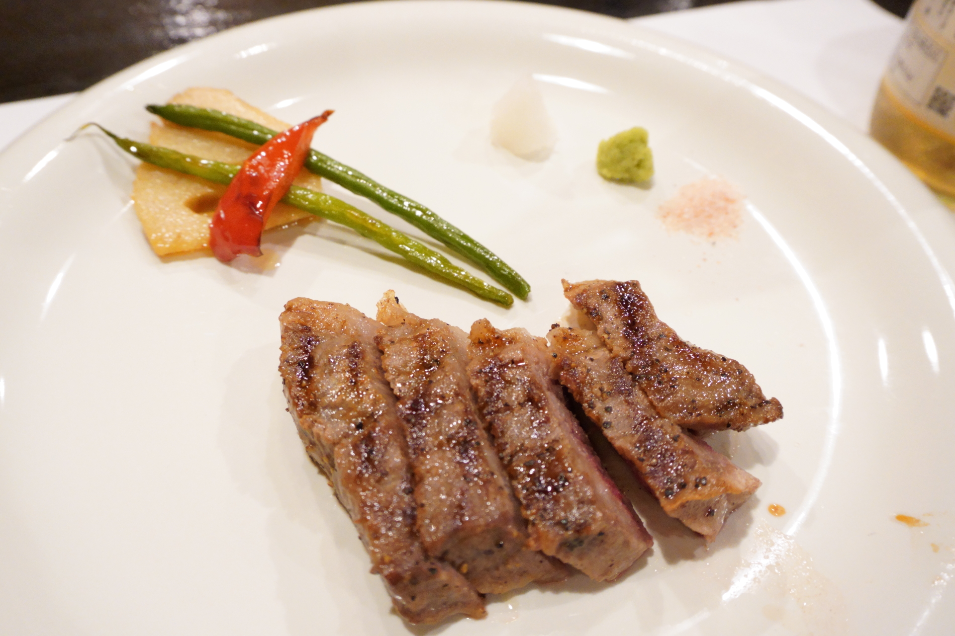 とうふ田楽や生湯葉の刺身、伊賀牛ステーキなどのコース料理をいただいた